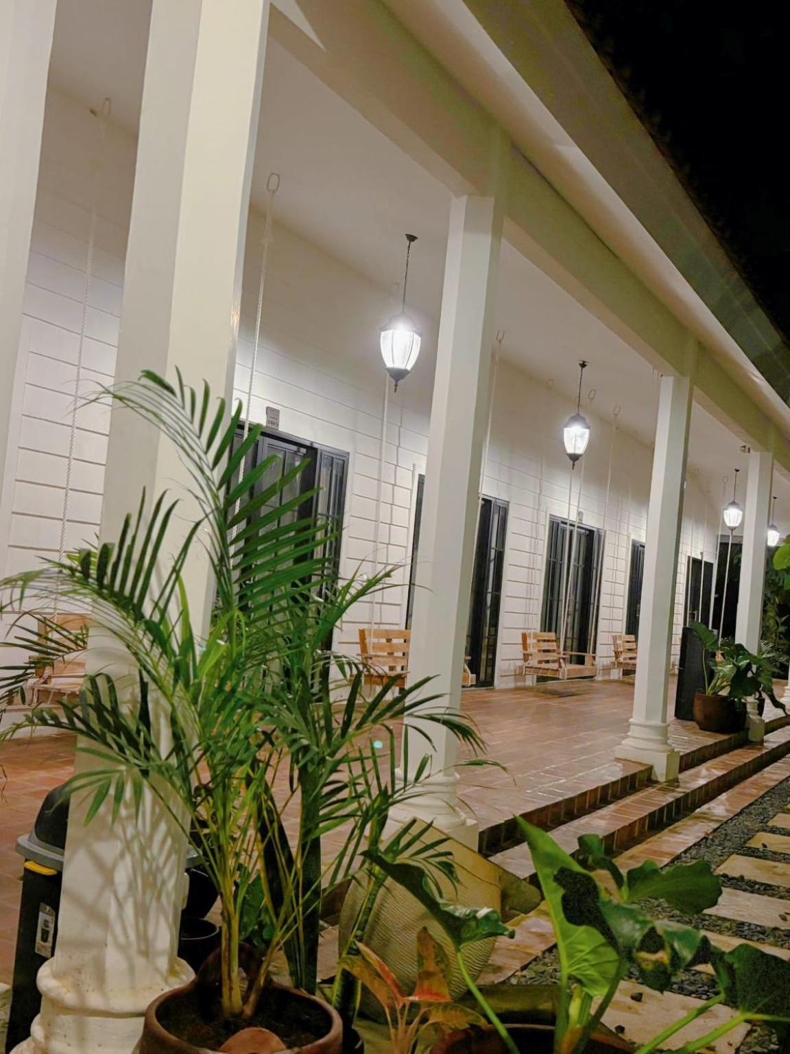 Pasir Putih Resort & Resto Maluk Exterior foto